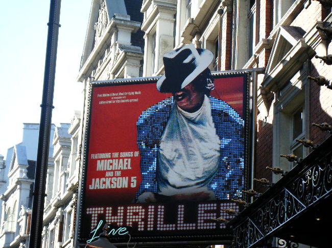 ピカデリーサーカス付近で。マイケルファンの私は思わずシャッターを押しちゃいました。