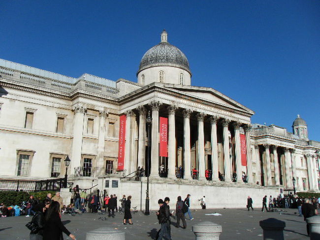 その広場の前にあるナショナル・ギャラリー。<br />見応えあるので絵が好きな方は是非。