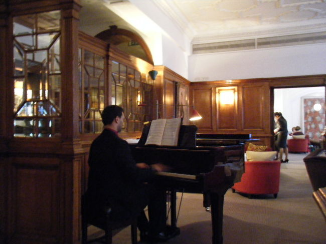 ブラウンズホテルのティールーム。<br />ここでアフタヌーンティーをいただきます。