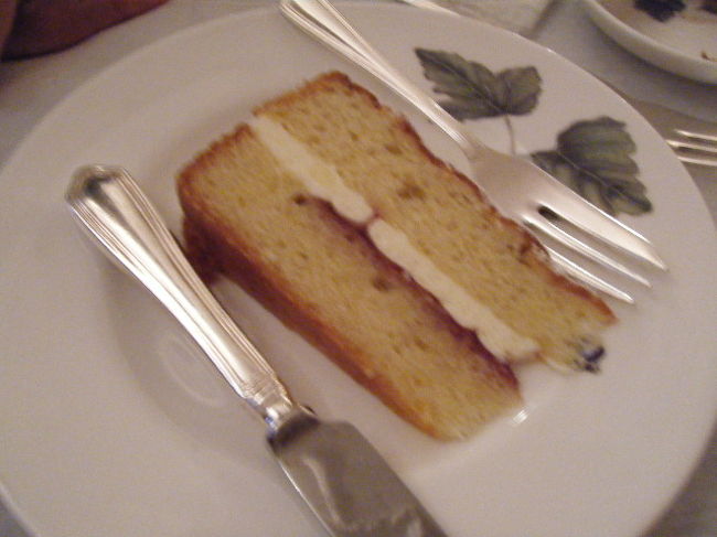 ワゴンでケーキを2種類運んできて切ってくれます。