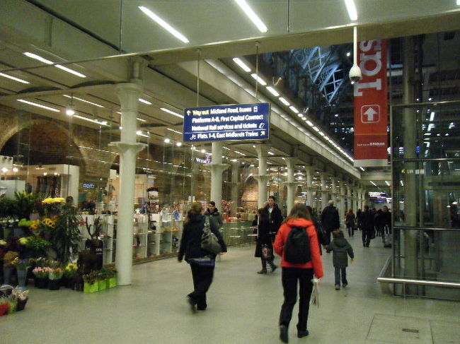 セント・パンクラス駅は大きく、お店がずらりとあります。