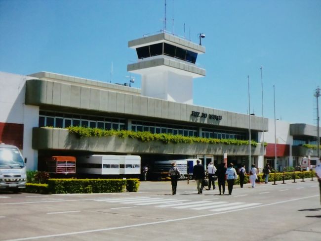 　イグアス空港到着