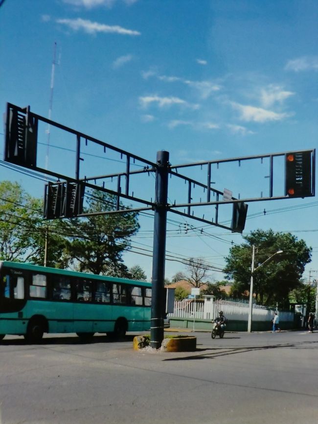 　イグアスの街は小さくて歩いて回れる　ターミナル探し。<br /><br />信号って国それぞれで面白い。<br /><br /><br />バスに揺られて・・・なかなか着かない・・・<br /><br />アルゼンチンまで行っちゃうかヒヤヒヤしました。<br />