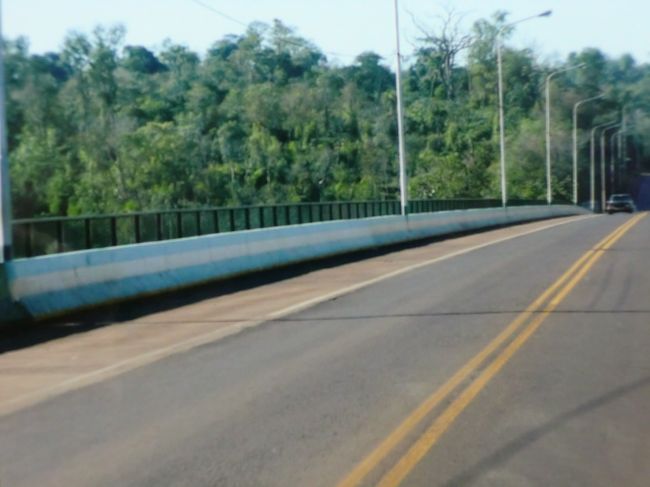 　次はアルゼンチンへ<br /><br />この橋が国境なんだけど、橋が国旗色になっている