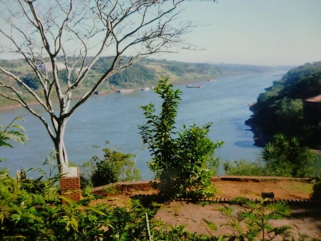 　三国が同時に見渡せます！<br /><br />今いるところがアルゼンチンでしょ〜<br /><br />右側がブラジルで左側がパラグアイ<br />