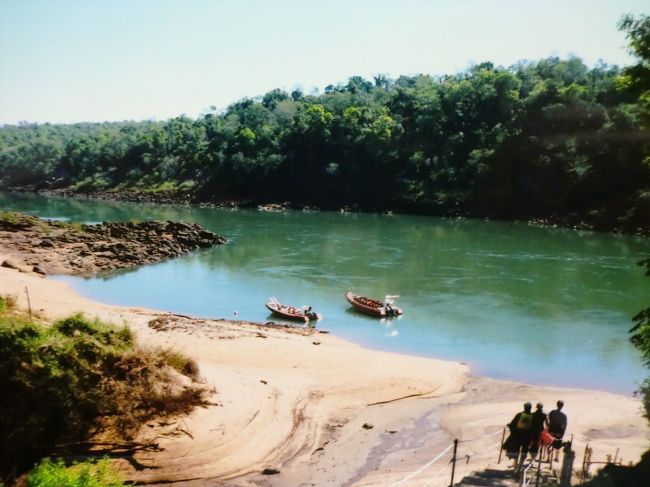 　アルゼンチンではボートに乗って滝の近くへ行ける。
