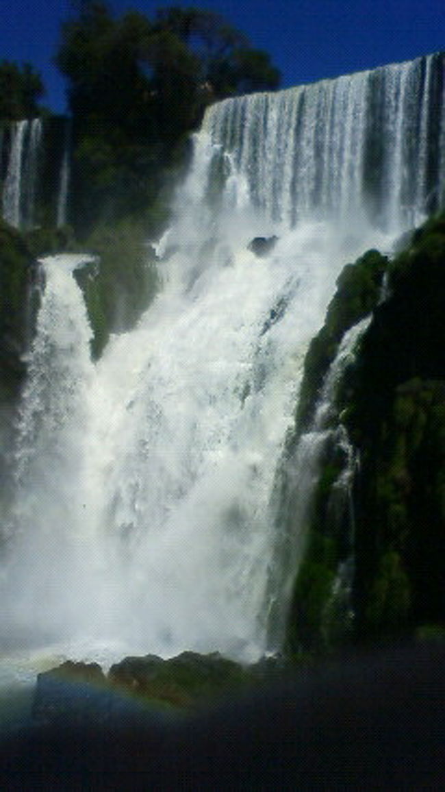 　さて、再び徒歩観光・・<br /><br /><br />この滝は現地の人に日本の滝はせいぜいこれくらいでしょ？<br /><br />って言われた滝。