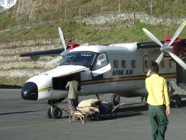駐機場より滑走路に出るとき、例の事故機の翼と翼が触れ合うように、くるりと回転している。<br />滑り台の最初みたいに、ほんの５Mぐらい平行に進み、がくんと機種を落とし、滑り落ちる。<br /><br />飛び立っても、眼下はすぐ山で、すれすれに飛んでいる。不時着しようとしているのではと思うくらいだ。ジリから歩いてルクラの下の道を歩いた時には、目の高さか下に見えた。<br /><br />まぁ無事に新聞にも載らず、カトマンズに着いた。バスが迎えに来て各々荷物を持つ。ターミナルには入らず、いきなりタクシー乗り場に降ろされる。何に乗ろうかという選択肢はない。<br /><br />自分はどうしてもバスで帰りたいので、国際線と国内線のちょうど中間あたりにある道路より３００Mくらい歩いて国道に出る。タイミングよく、右から左に行くバスが来たので、タメールと確かめて飛び乗る。
