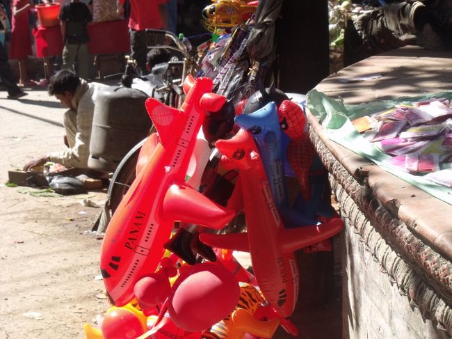 ２０１０年１１月６日（土）<br />チェックアウトして、ホリーに荷物を預ける。<br /><br />レンタルバイク屋は、看板だけ通りにあるが、店は少しだけ小路に入った所にある。どう見ても洋服の仕立て屋だ。なんか副業に貸し出しているようだ。しきりに店がお昼にしまってしまうので、返す時には親父の店へ返してくれと言っている。少し離れたバイク屋の隣のランドリーに連れて行かれる。<br />これも昨日話を聞いていたから解ったもので、聞いていなかったら、さっぱり理解できなかったろう。１日５００RP<br /><br />まずは、ガソリンを入れなければいけない。スタンドで１０?だけ入れる。１２００RP払ったような気がする。ガソリン代は日本とおんなじか、高いくらいだ。タクシーも結構高いのも解る。