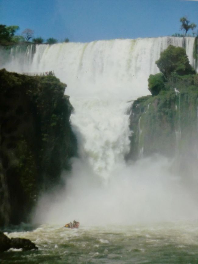 　前のボートが滝に飛び込んだ・・・<br /><br />次は私達のボート　　どきどき。