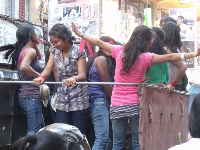 このバイク、壊れているのか、操作が悪いのかセカンドからトップに入らないので、<br />３０KMぐらいしかスピードが出ない。<br />街中を走るには構わないが、郊外には都合が悪い。カトマンズを１周するリングロードに戻る。<br /><br />エレベーターも珍しいと言うカトマンズに、エスカレターのあるマーケットができたと、<br />HPで紹介されていた。でもえらく小さい建物だ。２つの建物の間に地下駐車場がある。<br />ティハリなので人が一杯来ている。<br /><br /><br /><br />