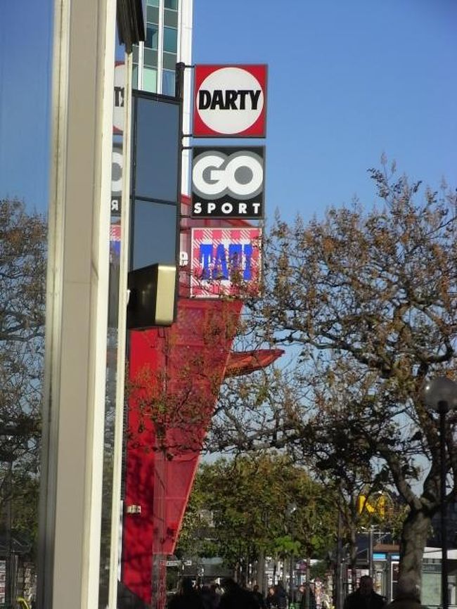 Gaite駅から直結しているコマ―シャルセンター<br /><br />franprix（スーパー）もあって便利でした。<br />エールフランスバスのモンパルナス停留所の目の前です。<br />