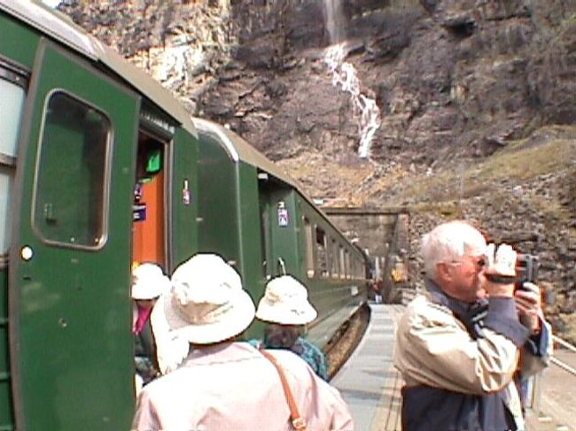 ショースの滝前駅？<br />ここでしばらく停車です。