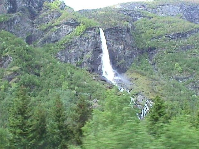 滝が見えます。