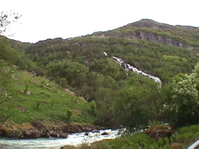 滝が見えます。