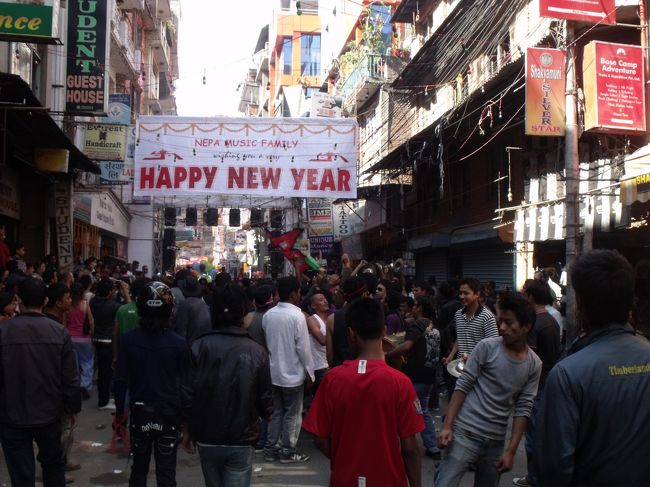 ２０１０年１１月７日（日）<br />もう朝から大混雑。車は一つも動かない。<br />車もすごいが人もすごい。大音響で、トラックの上や、路上で踊りくねっている。<br />たすきをかけて何かアピールしている。もう何が何だか解らない。<br /><br />さて、今日１日何所へ行きましょうか？思いつくのはカトマンズの発祥の地スワンプナート。<br />リキシャを捕まえて１００RPで行けと言うが、１５０RPになった。<br />小さいことでは文句を言わない。<br /><br />リキシャのおっさん相当の年だぞ。ヒイコラ、ヒイコラと言っている。ここで降りてくれと言われる。丘の上にあることは知っていたので、無理を言わずに降りたが、けったいな所だ。あの階段を登れてか。１５０RPは高かったかな。タクシーなら上まで楽に行くよ。<br /><br />階段を上ると小さなお寺があり、犬が４匹卍になって寝ている。<br />丘の上は段になっており、だいぶん遠くに、相当に高くに見える。<br />あそこまで行かないと駄目なのかと、リキシャで来たことを悔やむ。<br /><br />