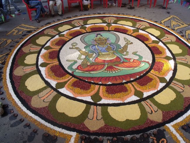 朝の大混雑の後に、曼荼羅のおそらく吉祥天（ラクシュミ）の絵を、花びらや穀物で路上に描かれていた。ティハールの３日目は吉祥天のお祭りだ。<br />写真を撮りやすいように脚立が用意されている。賽銭箱も置いてある。<br />これにはちゃんと入れる。<br /><br />ネパール最後の夕食は、カジノでバッフェを食べたかったし、<br />北朝鮮の喜び組のレストランでもよかったのに、夕食は日本食桃太郎。