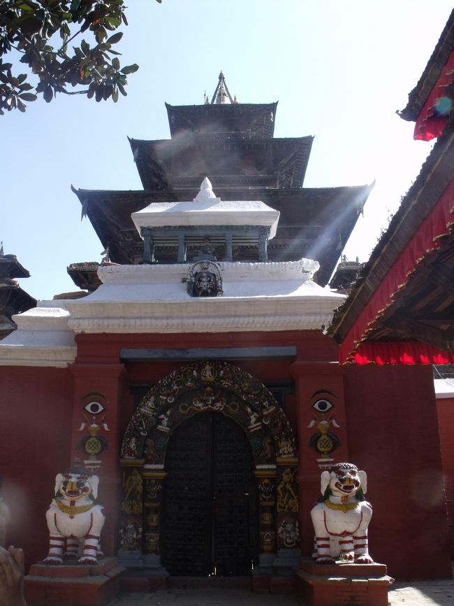 辞ネパの句<br />旅さそう　我よりもなお　友はまた　ヒラリ街道　如何とかやせん（朝野カワヤの紙）<br />あらたのし　思いは遂げて　身は満つる　ルクラの月に　かかる雲なし（大石又来助）<br />面白き旅　さらにおもろく　面白く（坂本利用馬）<br /><br />「If I don't see you in this world, I will see you in the next one. Don't be late.」<br />(現世で君に会わなければ、来世で会えばいい。遅れてくんなよ)<br />現世でも前世でも君に会えなかったな。来世で会えばよい。遅れてくんなよ。<br />ジミーヘンドリック　アメリカの有名なミュージシャン。ヤフーで検索すると３００万もの検索がでた。<br />ジョムソン街道に落書きが残っている。来年はアンナプルナサーキットに行こう<br /><br />