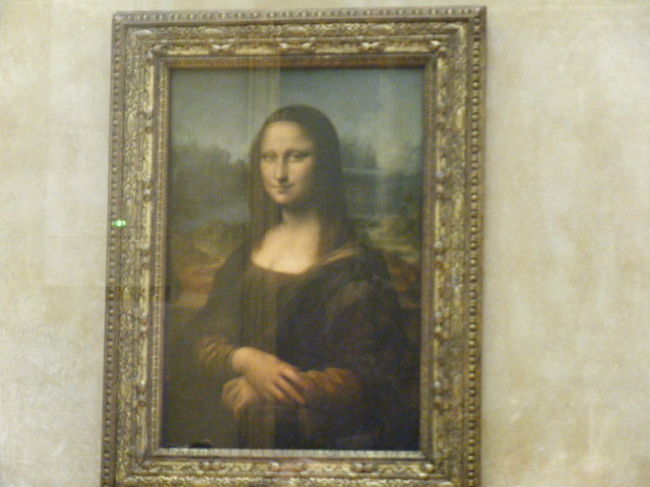 そしてルーブルと言えばモナリザ。<br />ここはいつも人でいっぱいです。防弾ガラスでしっかりと守られています。近づく事も出来ないようになっています。<br />作品は小さいので近くで見たいんですけどね。