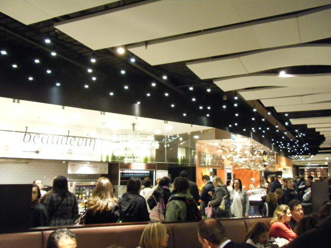 ルーブルのフードコート。色々なお店が並んでいます。<br />見て好きなものを選べるのがいいですね。