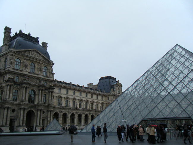 ルーブルの入り口はピラミッドにあります。<br />他にも入り口はあります。