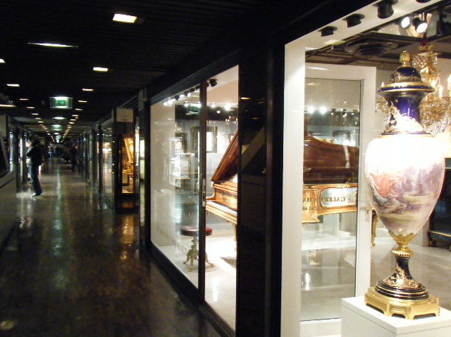 ルーブルそばの骨董品街。<br />左手奥の方までずっとお店があるのがわかりますでしょうか。<br />地下、地上階、２階とお店が沢山あります。ただ撤退したお店も多くありました。それでも十分なお店の数です。