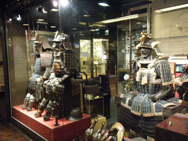 日本の鎧まで売っています。
