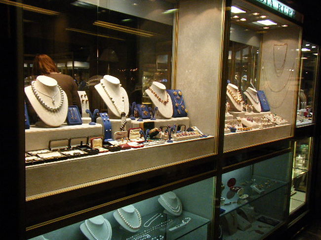 宝石を扱っている店が多かったです。<br />年代物のカルティエなんておいくらするんでしょうね。