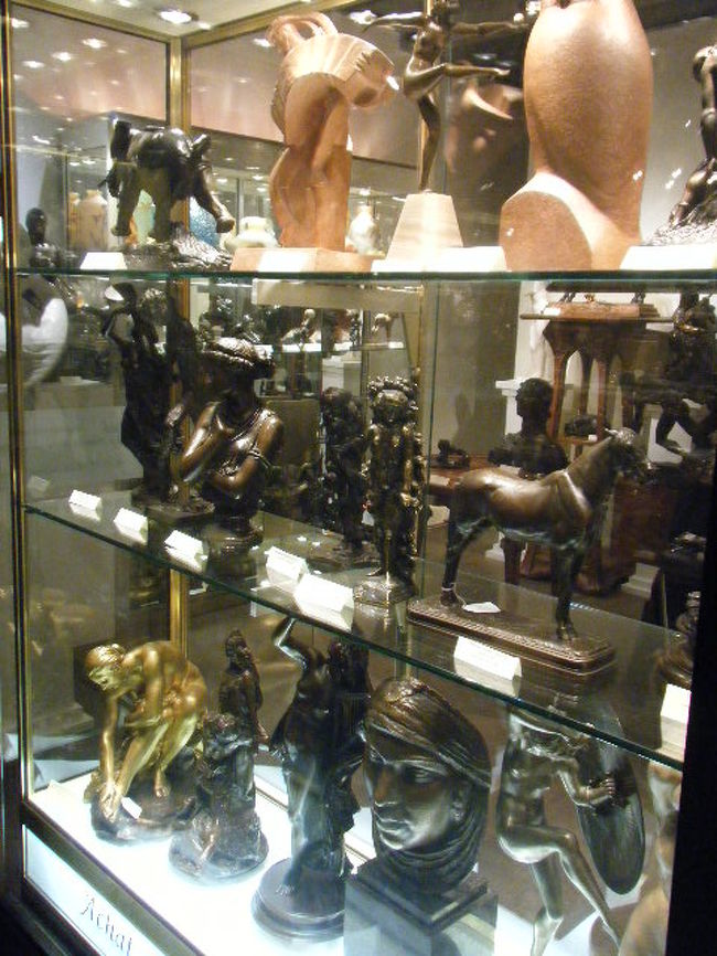 置物ですが、日本のひな人形も見かけました。<br />