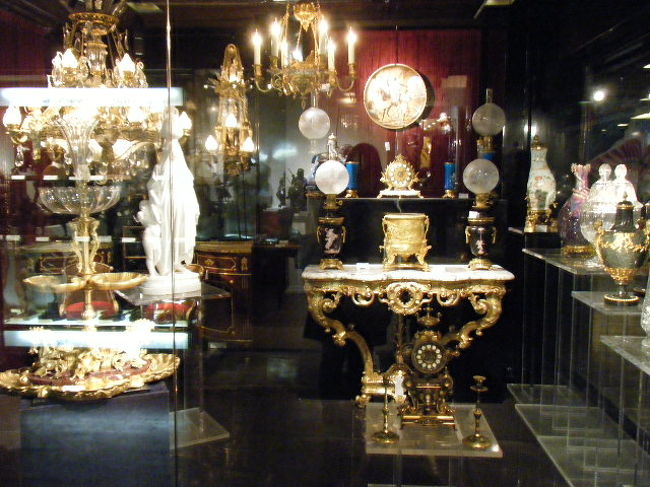 シャンデリアも沢山ありました。<br />家具も素敵なものばかり。