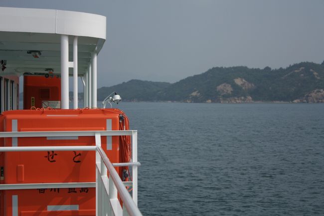 2010年8月24日(火)<br /><br />宇野港より、車ごとフェリーに乗船です。<br />お盆休みも終わったこの時期、さくっと乗船できました。<br /><br />予定より少し早めに港に到着したところ、10分後に風戸港行きのフェリーが出るとのこと。<br />風戸港は、島の北側、三菱マテリアルの製錬所に隣接しています。<br />徒歩の一般旅客は乗船することができません。<br /><br />乗り場のおっちゃんに、フェリーを降りたら左折するように何度も念押しされ乗船。