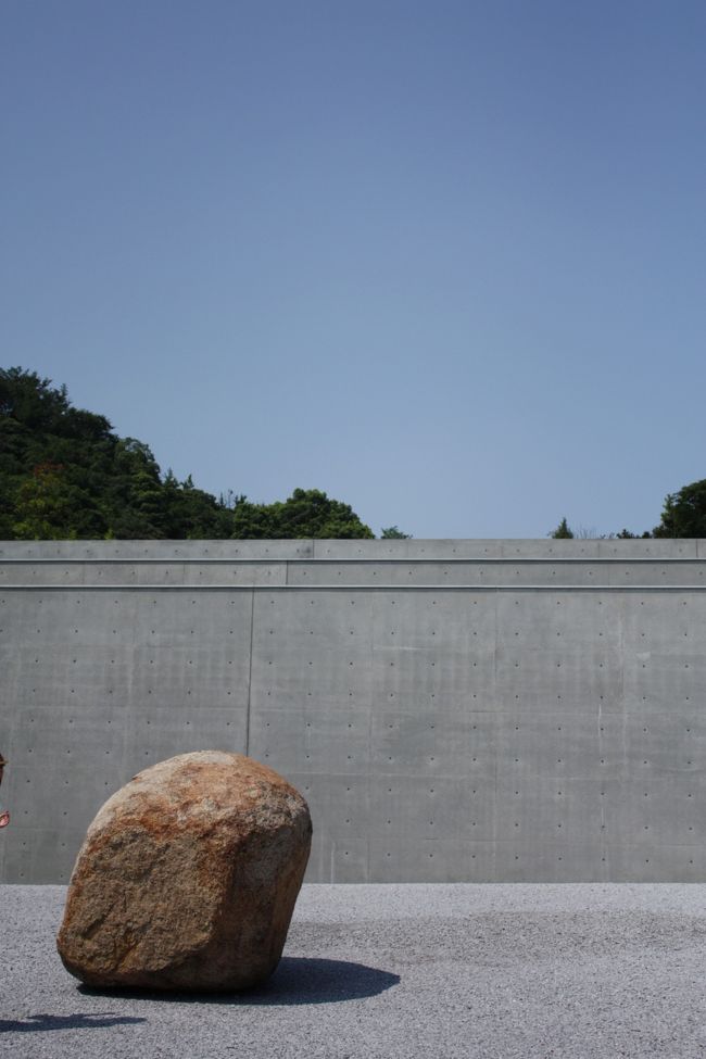 　<br />こちらも内部の撮影はできません。<br /><br /><br />美術館自体は、そんに広くありませんが印象的な作品が所蔵してありました。<br /><br />ここは、美術館に入る前のアプローチ。<br /><br />ここから芸術は始まっているんですね。<br /><br /><br />