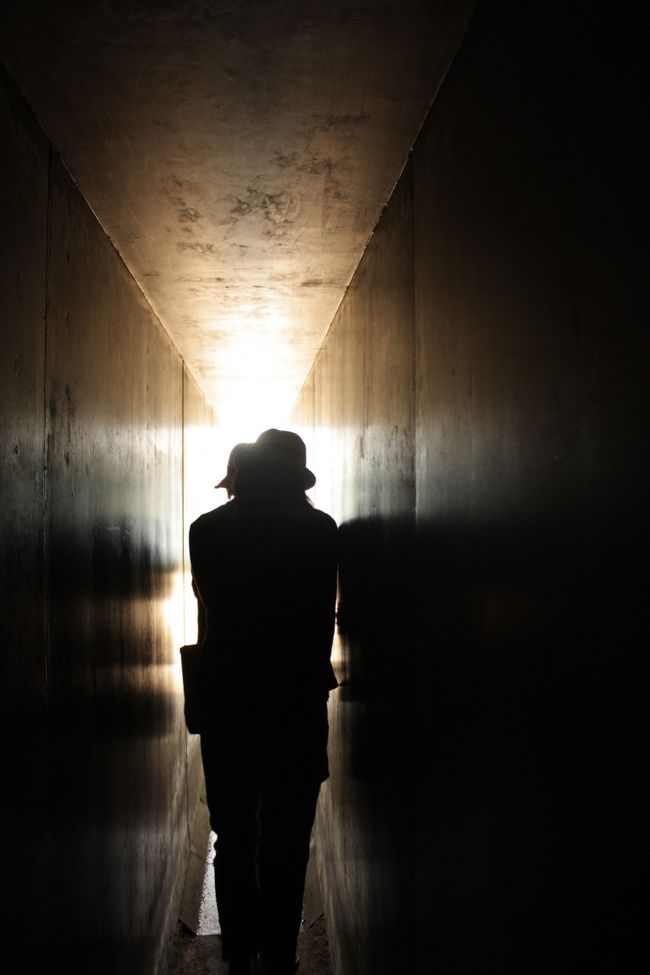 <br />本殿の下へ入ります。<br /><br />　<br />渡された懐中電灯を手に、こんなに暗くて狭い道を進みます。<br /><br />故に、定員2名。<br /><br /><br />