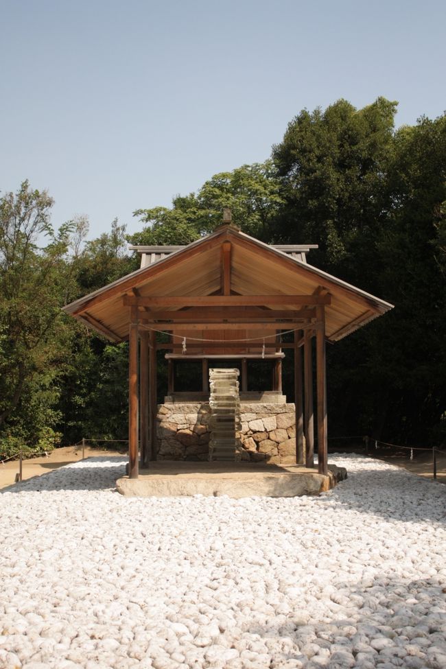 　<br />護王神社<br /><br /><br />ここも家プロジェクトの1つです。<br /><br />改築に合わせて杉本博司さんが設計しました。