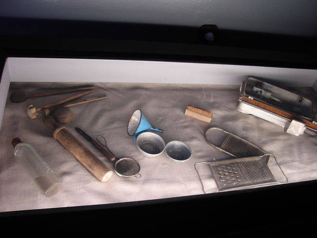 第5ブロック内：囚人の生活用品<br /><br />-コラム：ナチス・ドイツの強制収容所-<br />ドイツで強制収容所はすでに1933年から建設されていました。そこには「不必要な人材」と見做された人々が収容されていたのです。それはナチス政権に反対していた人々、刑事犯そしてユダヤ人などでした。そして第二次世界大戦の勃発後、ドイツは占領した国にも収容所を造り始めました。<br />強制収容所であるアウシュビッツは、ナチス・ドイツ管理下のその他の収容所と同じ国立の施設であり、ドイツ国家の中央行政により運営されていました。収容所はSS中央経済・行政庁によって管理されていましたが、収容所に人々を送り込み、そして殺害する責任はドイツ第三帝国中央保安庁にあったのです。<br />