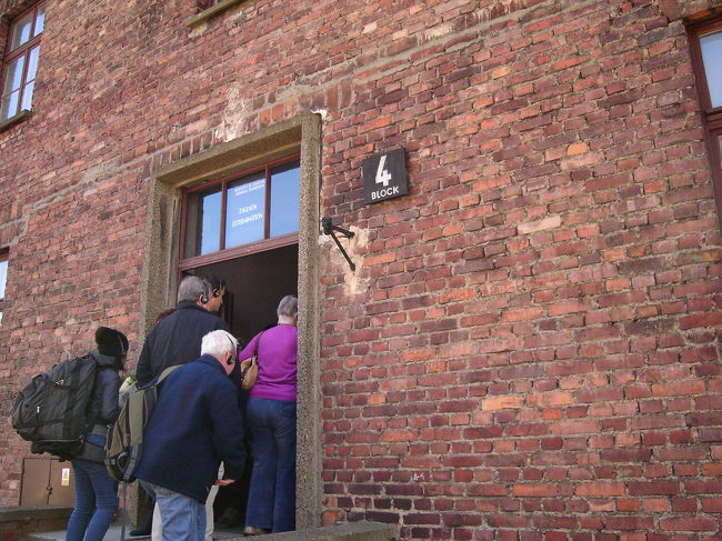 第4ブロック<br /><br />アウシュビッツ収容所はナチスによって造られ、ポーランド人と諸国民を収容するための最大の収容所であった。収容された人々は監禁され、飢え、重労働、医学実験、死刑執行の手段で虐殺されていった。そして1942年からこの収容所は、ヨーロッパにおけるユダヤ人の最も大きな絶滅センターになった。死を宣告されたユダヤ人の殆どはここに到着してすぐガス室に送られ、ファイルに登録されずに殺されていった。そのために、現在収容所で殺された人数を突き止めることは困難である。しかし収容所問題を長年研究し続けてきた歴史学者の発表によると、存在している不完全である資料の研究からアウシュビッツでは約150万人が殺害されたということがわかった。