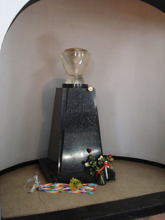 第4ブロック内<br /><br />ブジェジンカで収集された人間の灰は器に入れられ、殺害された人々の記念になっている。