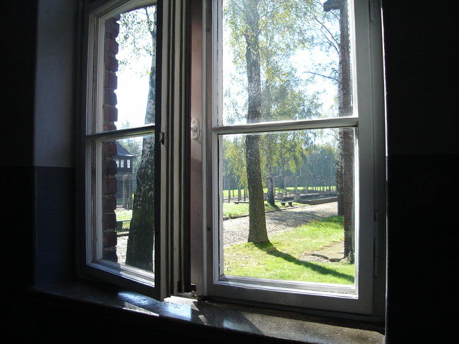 第４ブロック内<br /><br />ドイツ第三帝国はさまざまな宗教・政治思想の人、捕虜と一般市民、強制退去させた町や村の住民、偶然手入れの時につかまえた人、そして人種として絶滅させる予定だった人々をアウシュビッツ収容所に送り込んだ。