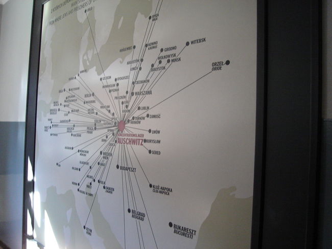 第４ブロック内<br /><br />SS司令官ハインリッヒ・ヒムラーはアウシュビッツ収容所をユダヤ人の絶滅センターに選んだ。その動機を所長のルドルフ・ヘスは、回想録の中で次のようにヒムラーの言葉を引用しながら説明している。「これより東にある虐殺場では、大規模な行動が実現できない。そこで私はその目的のためにアウシュビッツを選んだ。交通上の立地条件は有利で、しかもこの地域を周囲から隔離して、遮断することも可能だ」すでに1942年1月にユダヤ人の大量虐殺が始まった。最初に死を宣告されたユダヤ人が、シレジア地方と総督管区（ポーランド）からアウシュビッツに護送されてきた。また、春になるとスロバキア、フランス、そしてベルギー、オランダのユダヤ人も大量に送られてきた。そして、秋からはドイツ、ノルウェー、北ポーランドとリトアニア、またほかの占領された国々からもユダヤ人が連行されてきた。