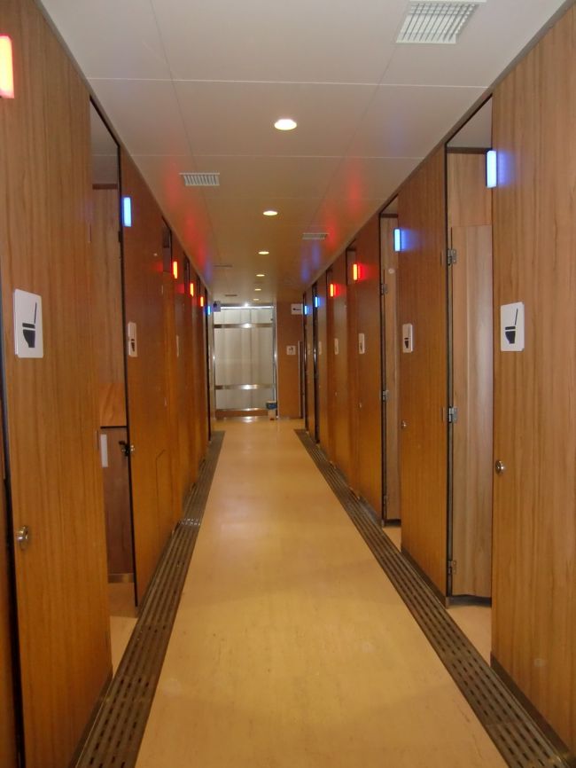 　どこのパーキングエリアか、わからないのですが<br />トイレ休憩で立ち寄った・・トイレ・・<br /><br />使用中は赤・・<br />それ以外はブルー・・<br /><br />あまりにもきれいで<br /><br />「え〜、ここで写真ですか〜？」<br />と、言われながら撮った一枚です。