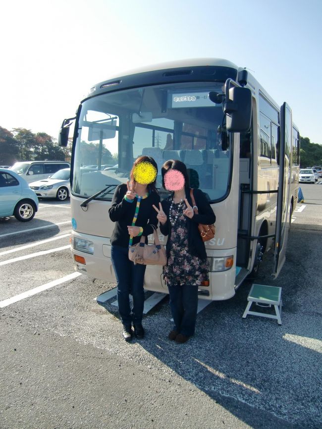 　一日お世話になる、かわいらしい小型バスの前で<br />同僚との一枚！！