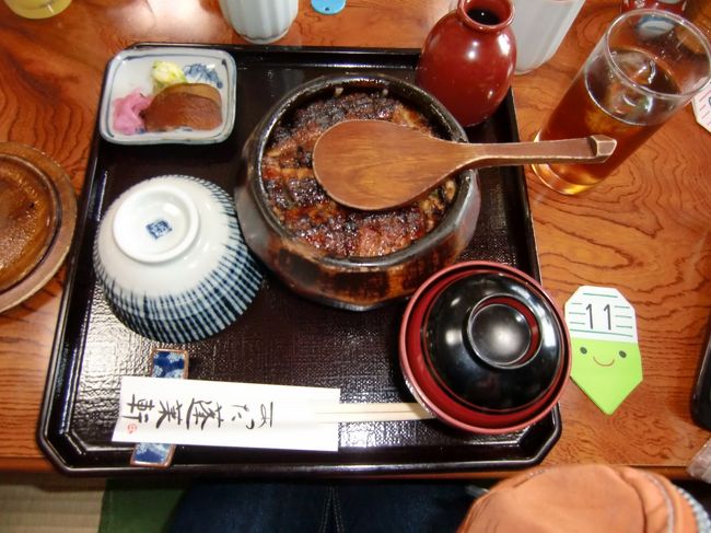   ひ・つ・ま・ぶ・し・・<br /><br />うなぎがたっぷり〜・・<br /><br />ふたを開けたとたん・・うなぎのたれのにおいが・・<br /><br />あちらからも、こちらからも・・<br /><br />