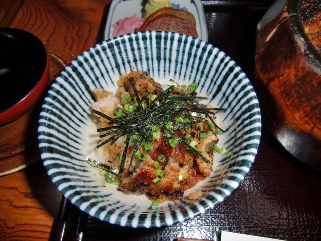 　そして、２膳目、あさつきとのりの薬味を加えて・・<br /><br />う〜ん・・味により良いしまりが出ました。<br /><br /><br />私はワサビが苦手なので、さび抜きですが<br /><br />後輩たちはワサビをたっぷり加えて<br /><br />「おいしい・・」<br />と、うなっていました。