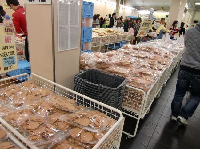 　何を買おうか・・<br />迷いましたが・<br /><br /><br />私は、ガーリックマヨネーズが気に入りました。<br /><br />お土産には、そのガーリックマヨネーズと、<br /><br />数種類のえびせんがパックになっている、袋物のせんべいを買って帰りました。<br /><br />