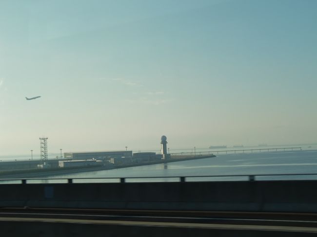 セントレア(中部国際空港）に向かっているバスの窓から、<br /><br />撮ってみました。<br /><br />偶然にも、飛行機が撮れていていました。<br /><br />どこへ向かって飛び立ったのでしょう・・・<br /><br />あ〜・・私もどこか遠くへ旅をしたいなぁ〜・・<br /><br />