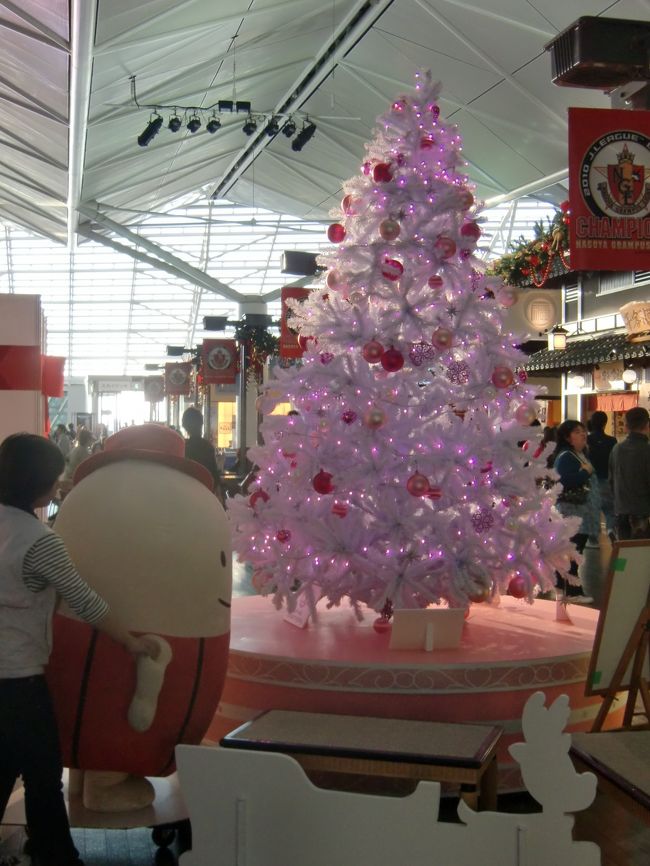 クリスマスツリーがかわいくて、カメラを向けました。<br /><br />「なぞの旅人フー」も一緒に撮ろうとしたところ・・<br /><br />イベント会場のお姉さんが、フーを反対向けてしまわれました・・(涙）<br /><br />お姉さんは私の存在に気づいておられなかったようですが・・<br /><br />イベント終了の時間だったのですね・・残念・・