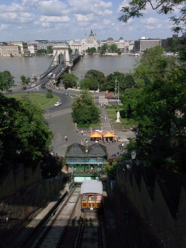 王宮は丘の上にある。<br />ケーブルカーでも行けるんだけど、乗らずに横の階段で上まで行った。
