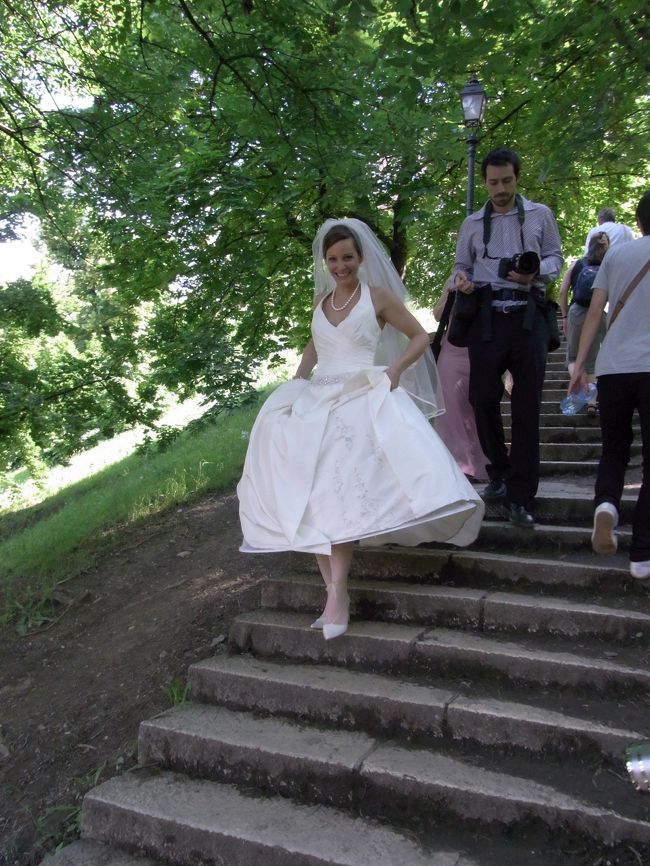 途中で花嫁さんに遭遇。<br />ここは、結婚式の絶好の写真スポットらしい。<br />他にも何組かの新郎新婦が写真を撮っていました。