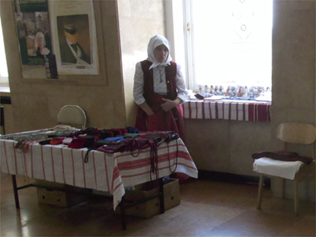 民族衣装を着たおばちゃんが、お土産物を売っていた。