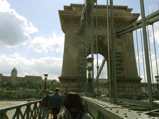 くさり橋を渡り、王宮へ。